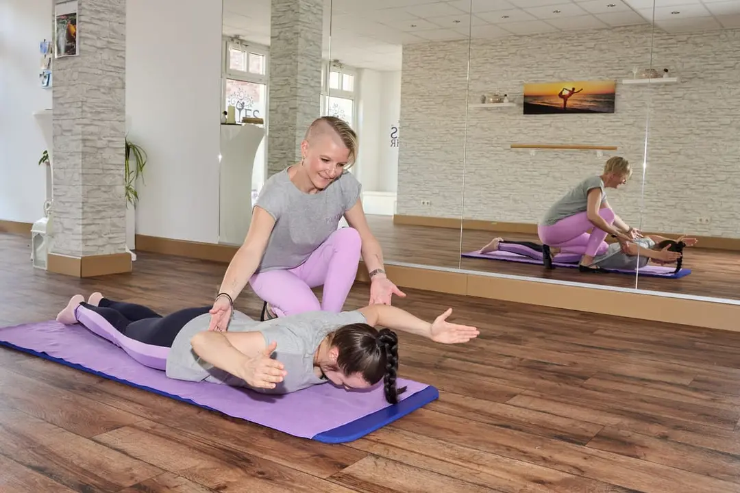 Trainerin und Teilnehmerin beim Pilates im Studio Pilates & Mehr